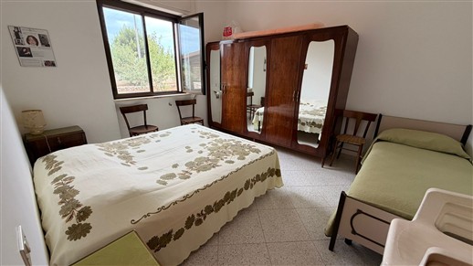 Villa Di 3 Vani e Acc. In Buono Stato, Rivestita In Pietra e Recintata.
